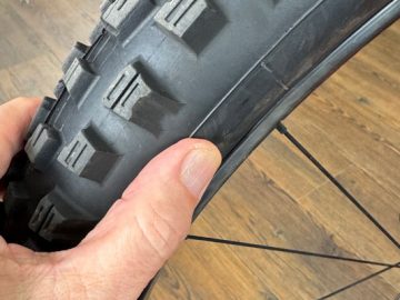 見た目じゃ解らないタイヤの寿命。